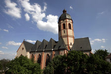 Kościół św. Szczepana – kościół halowy z trzema nawami oraz wieżą