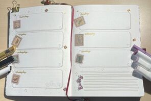 aufgeschlagenes Bullet Journal mit Monatsansicht © Fiona Betz