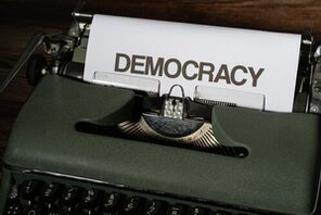 Schreibmaschine mit Text "democracy" © pixabay