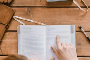 Tisch und lesenden Menschen © unsplash