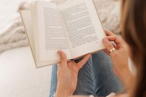 Leserin mit Buch &copy; Alexandra Borkowski