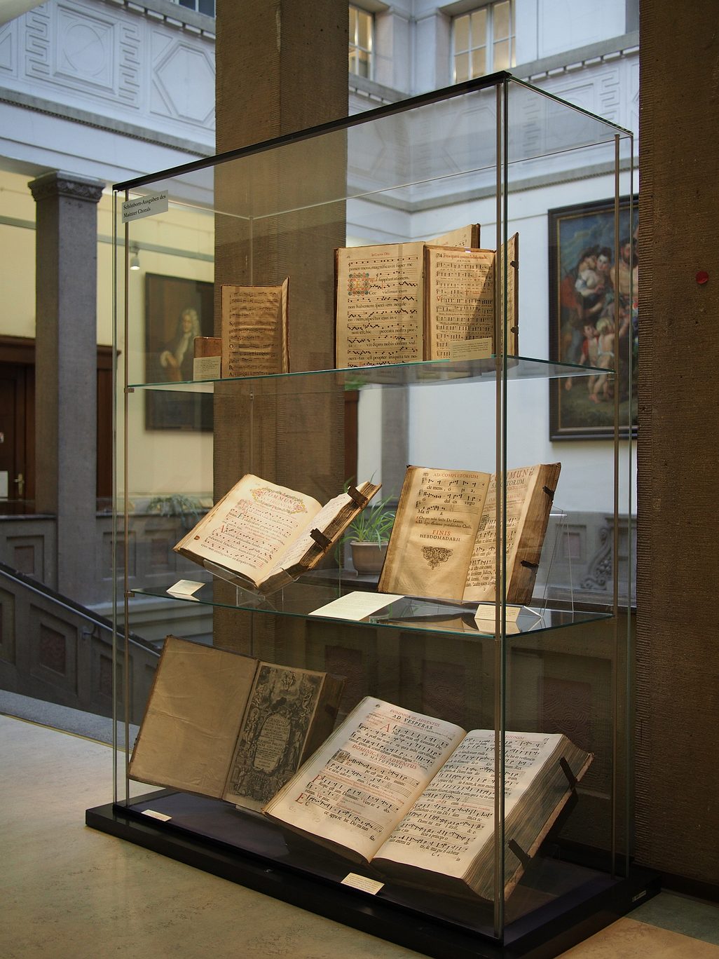 Vetrina con libri corali