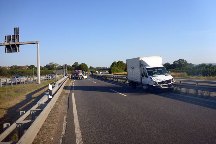 Вид на рятувальну смугу з автомобіля швидкої допомоги.