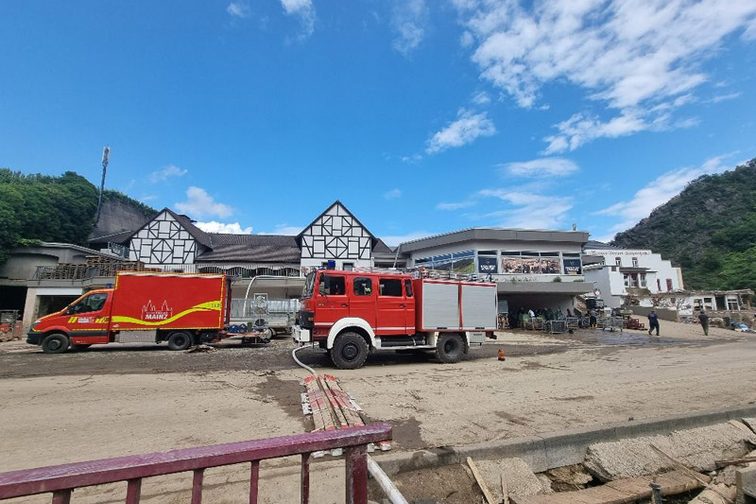 Vehículos de emergencia del cuerpo de bomberos de Maguncia en la zona urbana de Bad Neuenahr-Ahrweiler