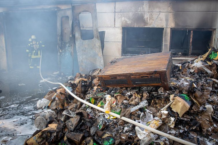 Bomberos durante las labores de extinción.