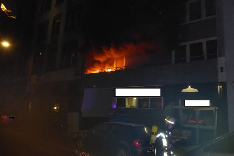 Un balcone di un condominio in fiamme.
