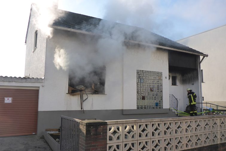 Il fumo proviene da una casa indipendente.