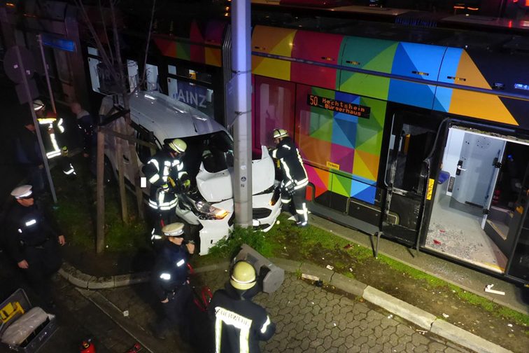 Veicolo incidentato accanto al tram.