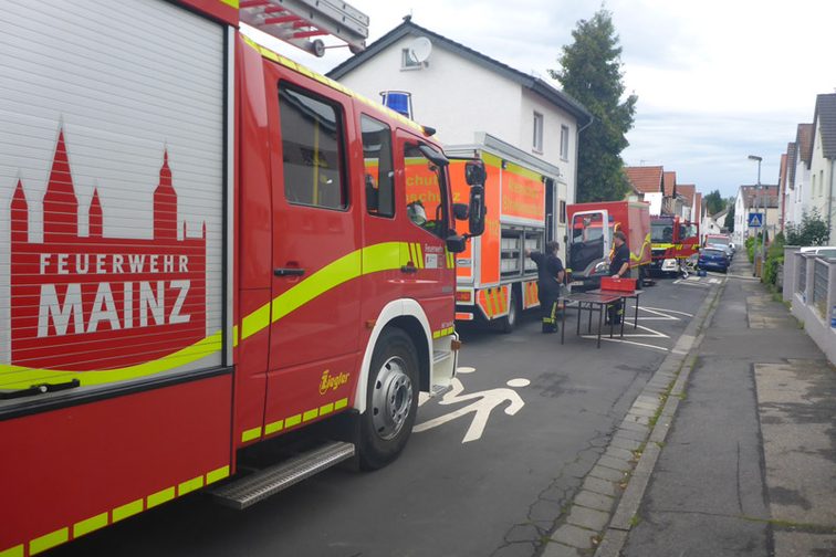 Einsatzfahrzeuge an der Einsatzstelle.