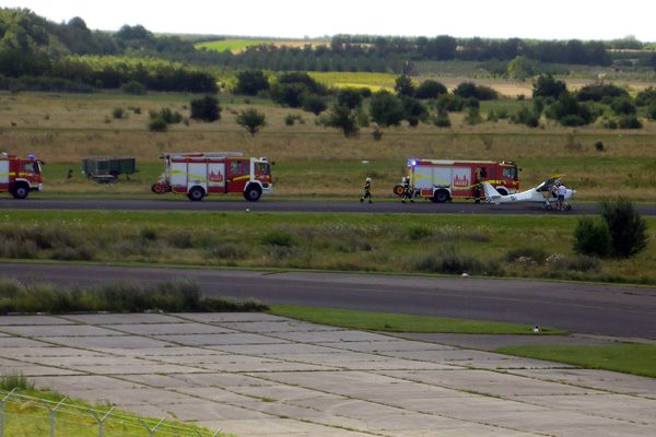 Einsatzfahrzeuge beim notgelandeten Ultraleichtflugzeug.
