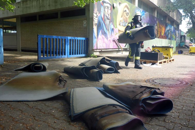 Tappeti bruciati davanti al palazzetto dello sport.