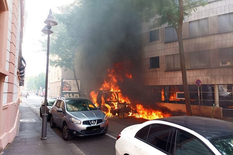 Spazzatrice in fiamme.