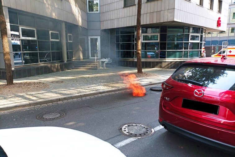 Incendio lampo da un tombino fognario.