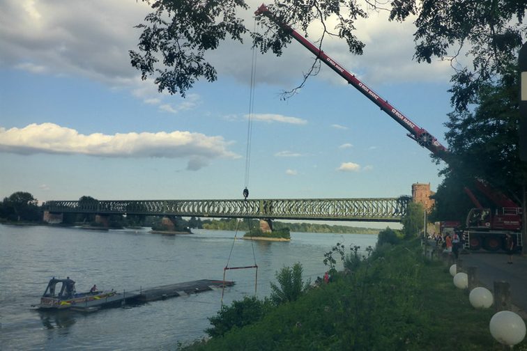 Кран на місці події.