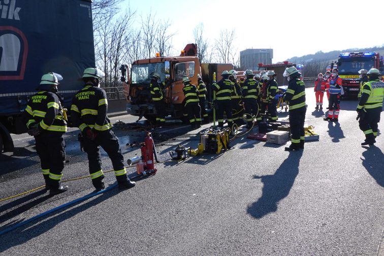 Opérations de sauvetage sur le lieu de l'accident.