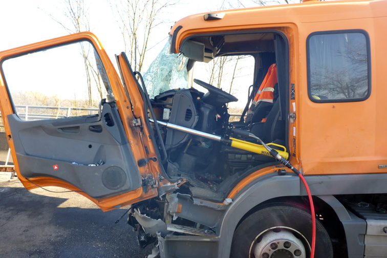 Camion démoli sur le lieu de l'accident.