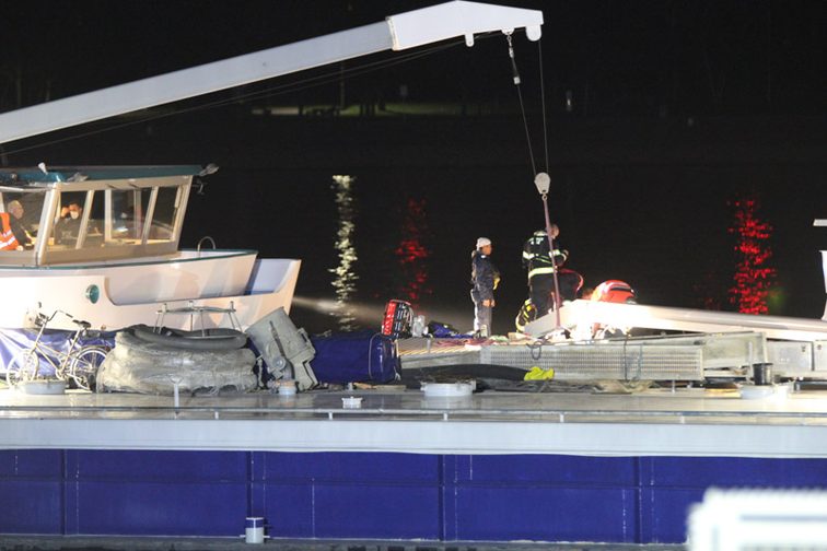 Les sauveteurs sur le bateau à moteur.