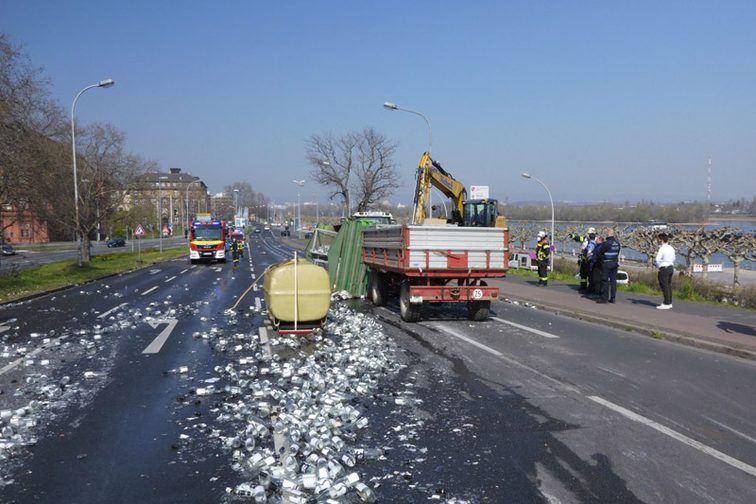 Travaux de sauvetage sur le lieu de l'accident.