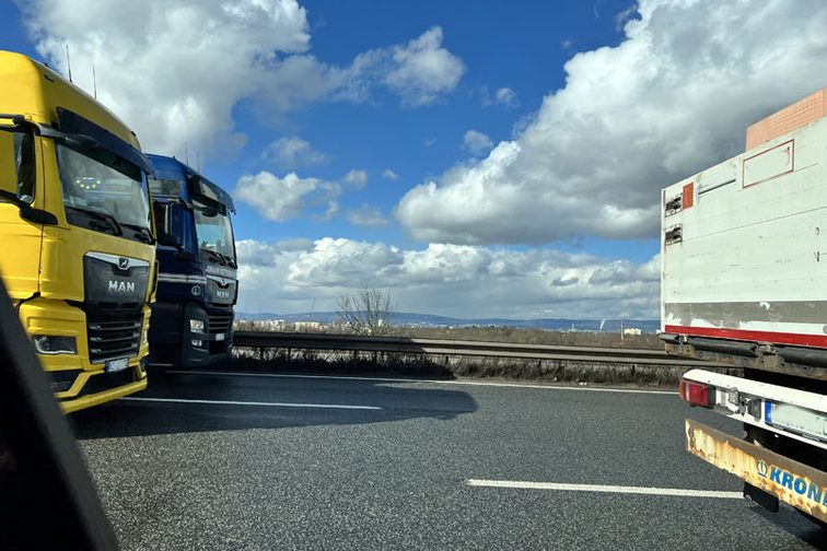 Vista di 2 camion.