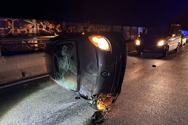 Veicolo incidentato adagiato sul lato passeggero.