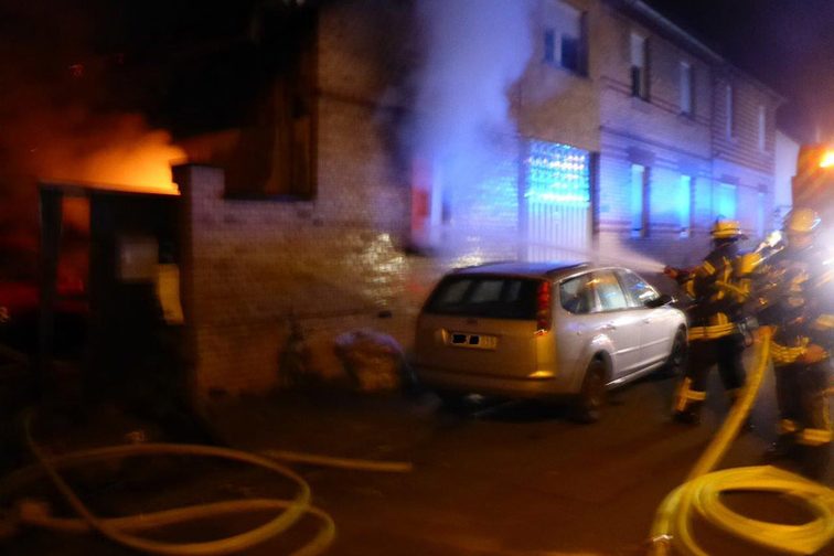 Gece boyunca söndürme çalışmaları.