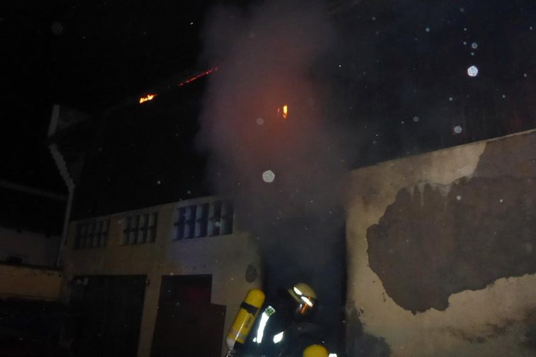 Gece boyunca söndürme çalışmaları.