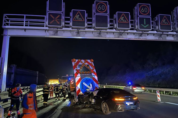 Auto coinvolta in un incidente in autostrada.