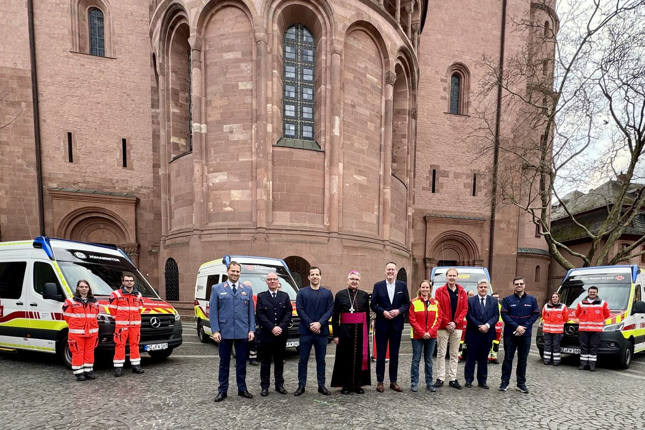 Consegna di 4 ambulanze di emergenza (NKTW) alle organizzazioni umanitarie ASB, DRK, Malteser e Johanniter.