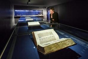 Der Tresorraum des Gutenberg-Museums mit den Gutenberg-Bibeln.