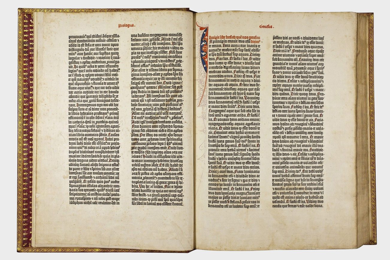 Kırk iki satırlık açık bir Gutenberg İncil'inin çizimi.