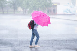 Mensch in Regen, mit rosa Regenschirm © AdobeStock Александр Поташев 610383494