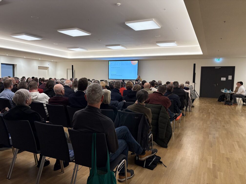 Bürger:innen lauschen einem Vortrag