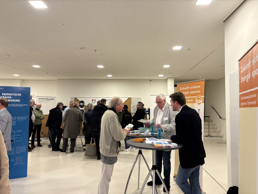 Interessierte Bürger:innen am Stand der GIH