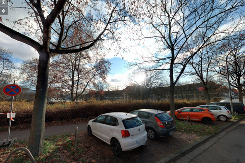 Fichteplatz'da park edilmiş araçlar