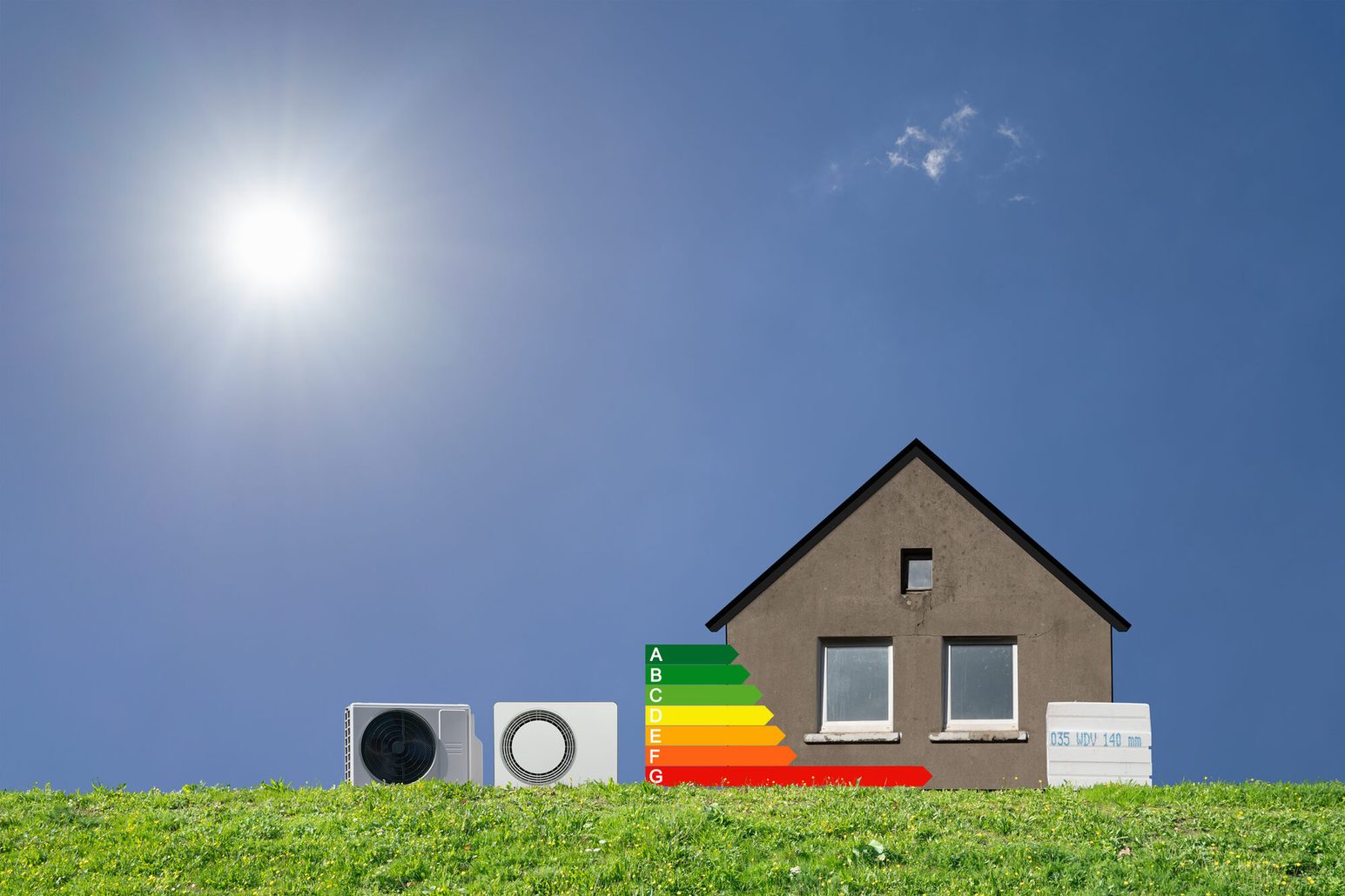 Wymiana instalacji grzewczej na pompę ciepła. Izolacja elewacji. Klimatyzacja latem oraz w okresie przejściowym jako pompa ciepła typu powietrze-powietrze wspomagająca ogrzewanie.