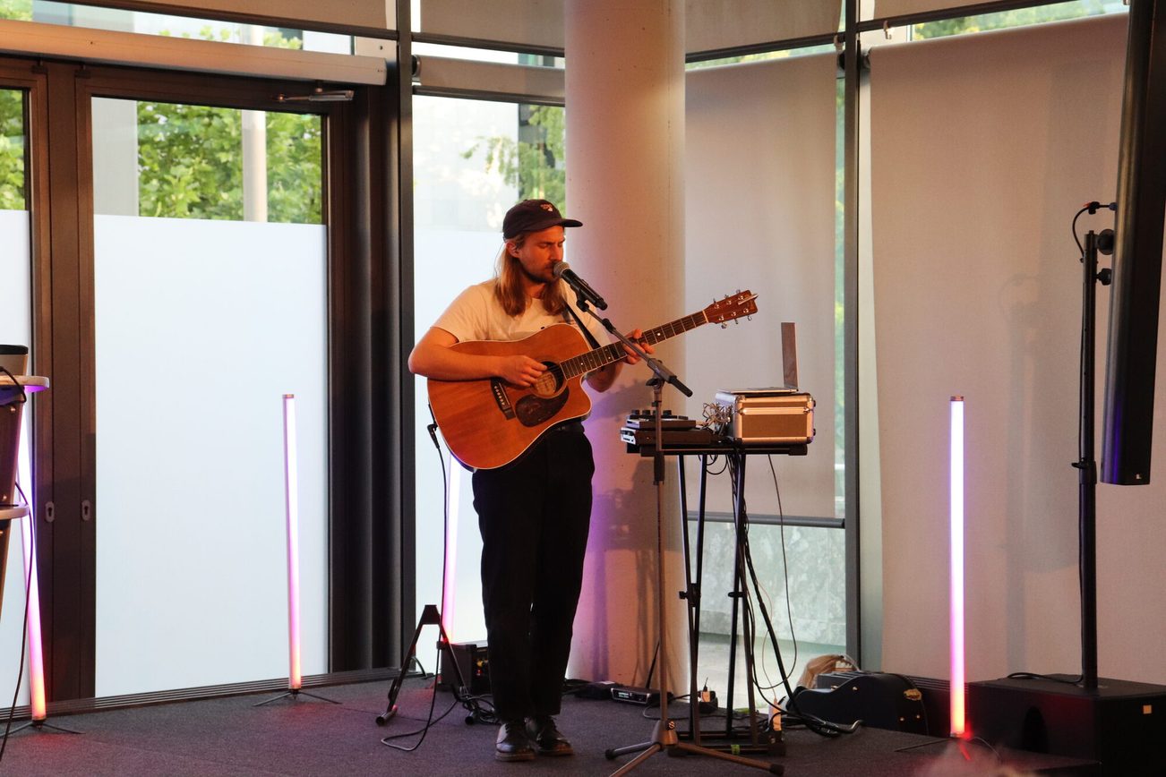 Der Musiker Bartleby Delicate (Luxemburg) bei der Preisverleihung des V.O. Stomps-Preises 2025