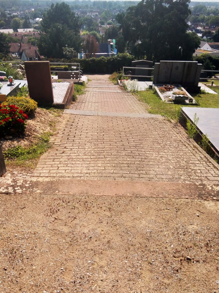 The picture shows the old steps at Laubenheim cemetery