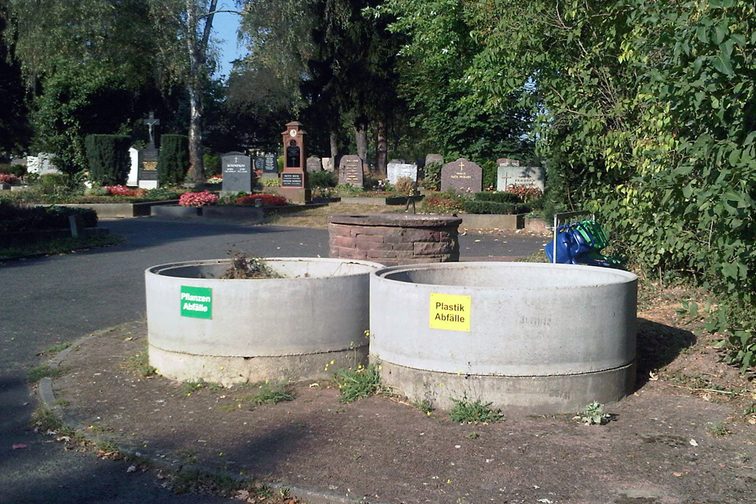 Niektóre z pierścieni odpadów na cmentarzach w Moguncji.