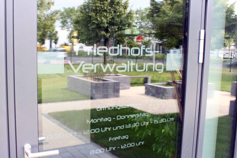 Wejście do administracji cmentarza.