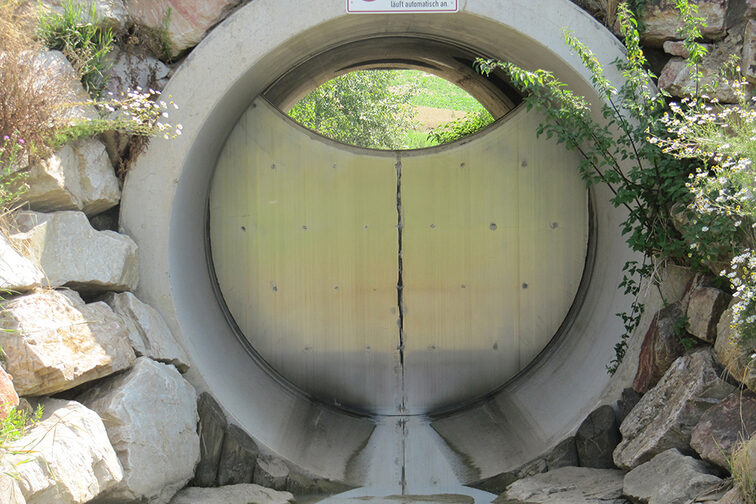 Das Bild zeigt ein höhenverstellbares Wehr