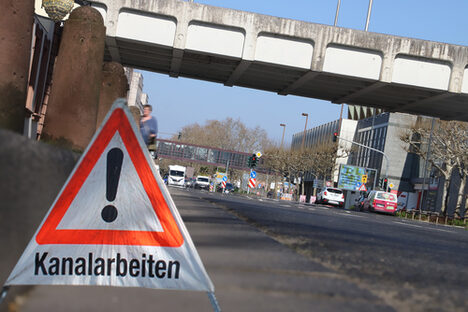 Das Bild zeigt auf der Rheinallee ein Warnschild Achtung Kanalarbeiten