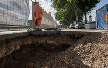 Das Bild zeigt eine Baugrube auf der Rheinallee