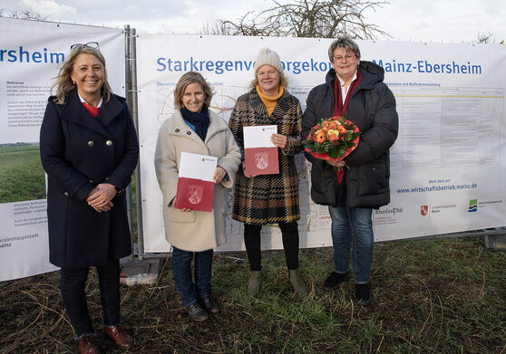 Übergabe Förderbescheide Ebersheim und Finthen, v.l.n.r.: Vorstandsvorsitzende Jeanette Wetterling, Ministerin Katrin Eder, Dezernentin Janina Steinkrüger und Orstvorsteherin Anette Odenweller