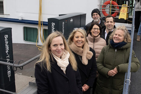 Gruppenfoto mit den Beteiligten Landstrompartnern