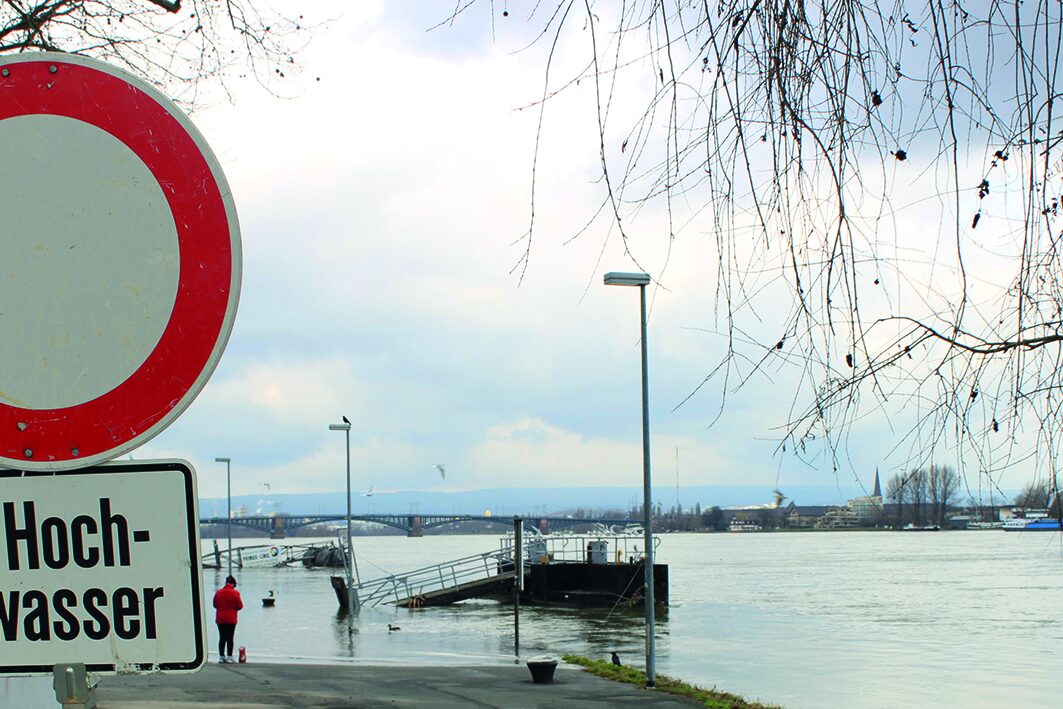 Das Rheinufer bei Hochwasser.