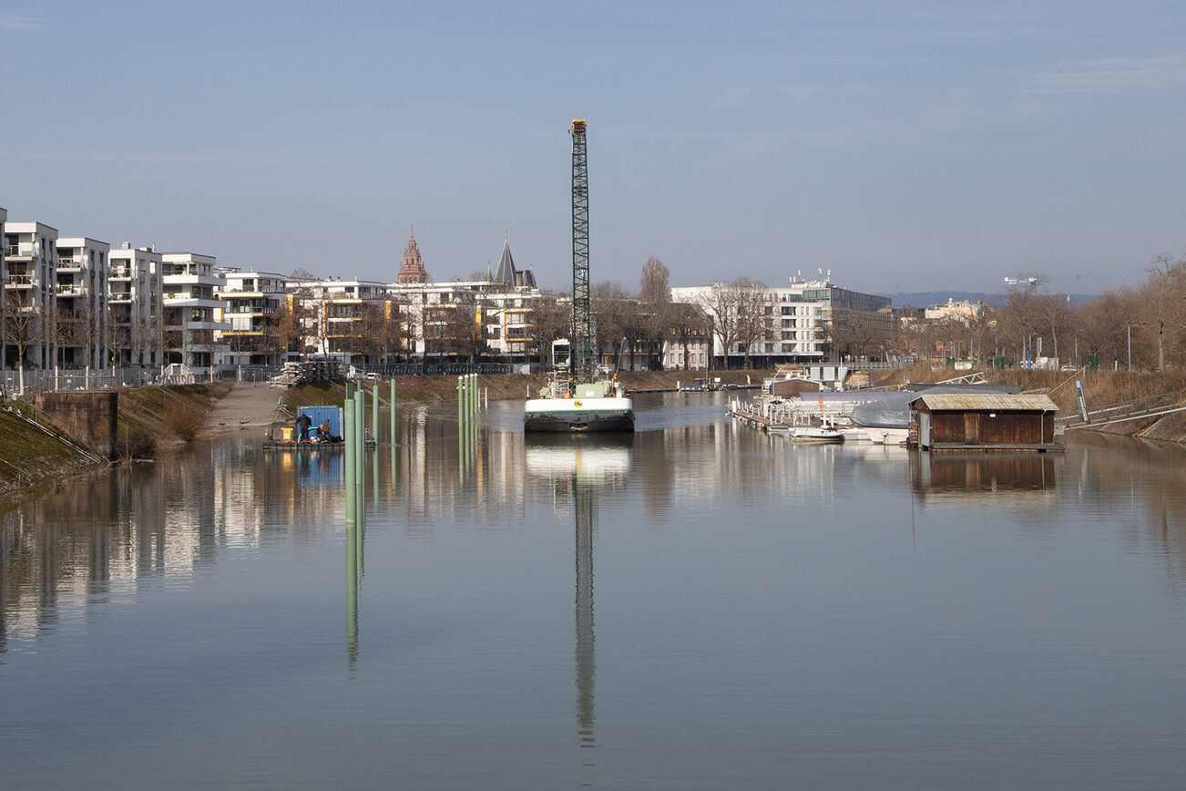 Blick auf den Bagger und die Taucher im Winterhafen