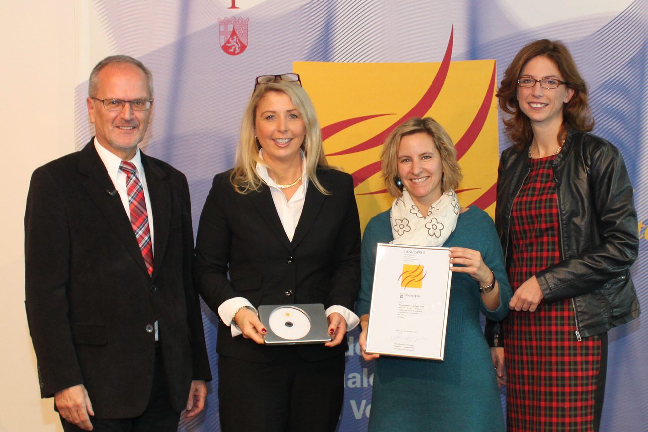 Zdjęcie przedstawia ceremonię wręczenia nagród