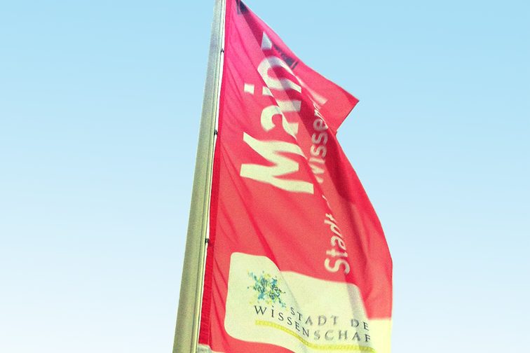 Eine rote Fahne mit der Aufschrift "Mainz - Stadt der Wissenschaft 2011"