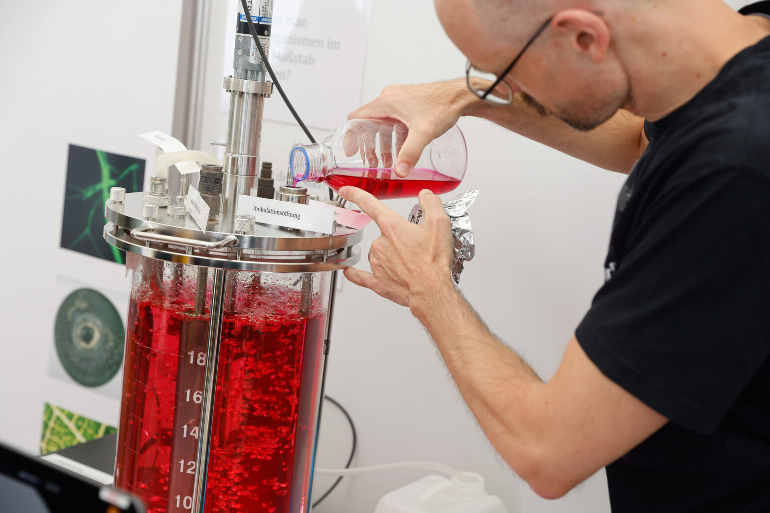 Ein Wissenschaftler experimentiert mit einer roten Flüssigkeit