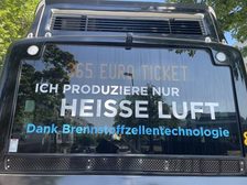 Brennstoffzellenbus mit Einbledung "365-Euro-Ticket"